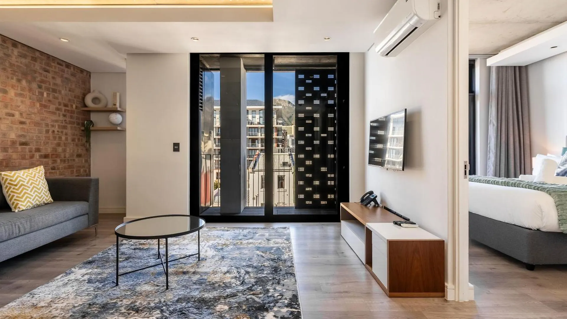 The Signature 410:Central Modern Aprt With Parking Cape Town 0*,  South Africa