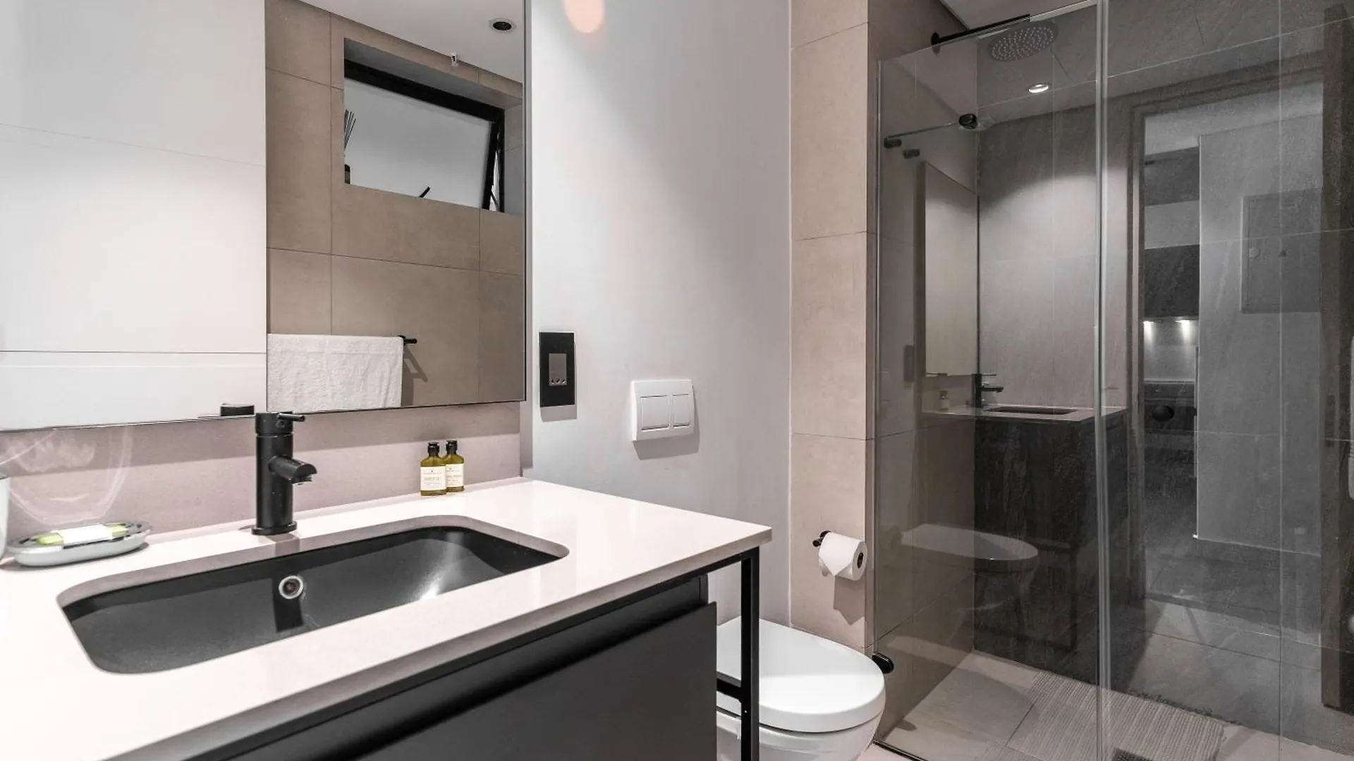 The Signature 410:Central Modern Aprt With Parking Cape Town